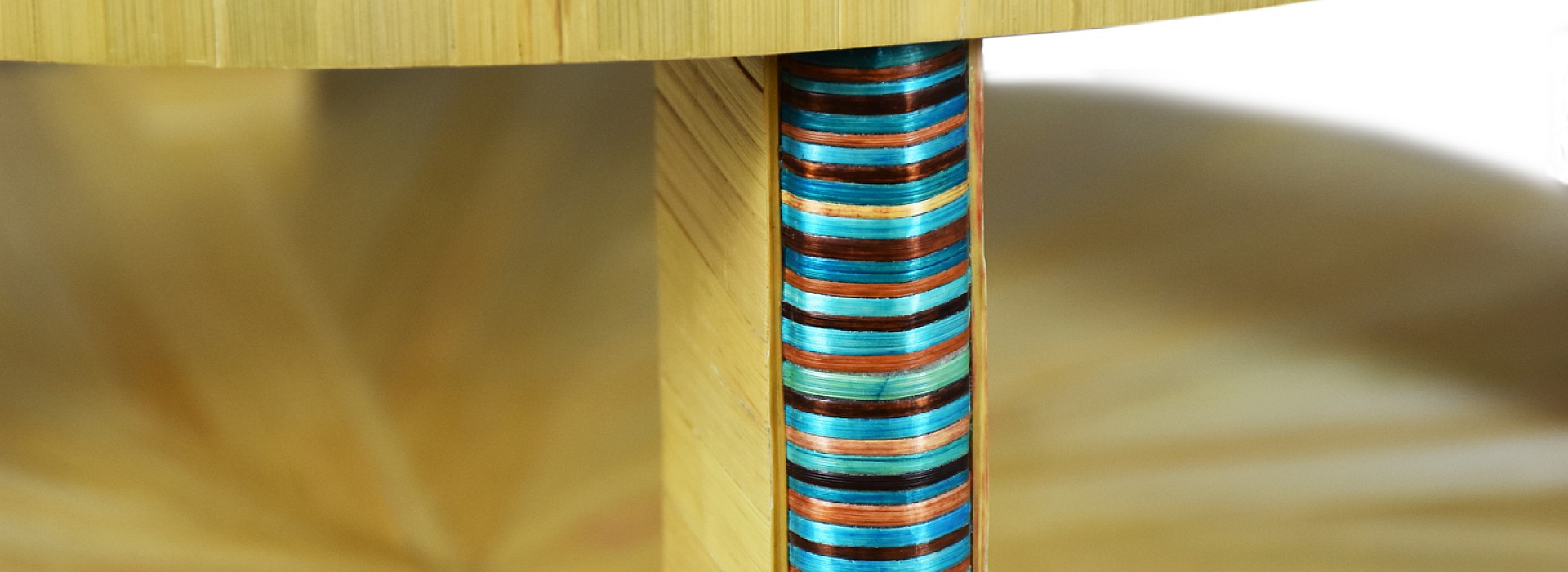 Detail_Beistelltisch_mit_Strohdesin.JPG