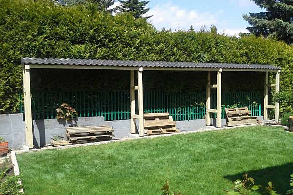 Holzunterstand